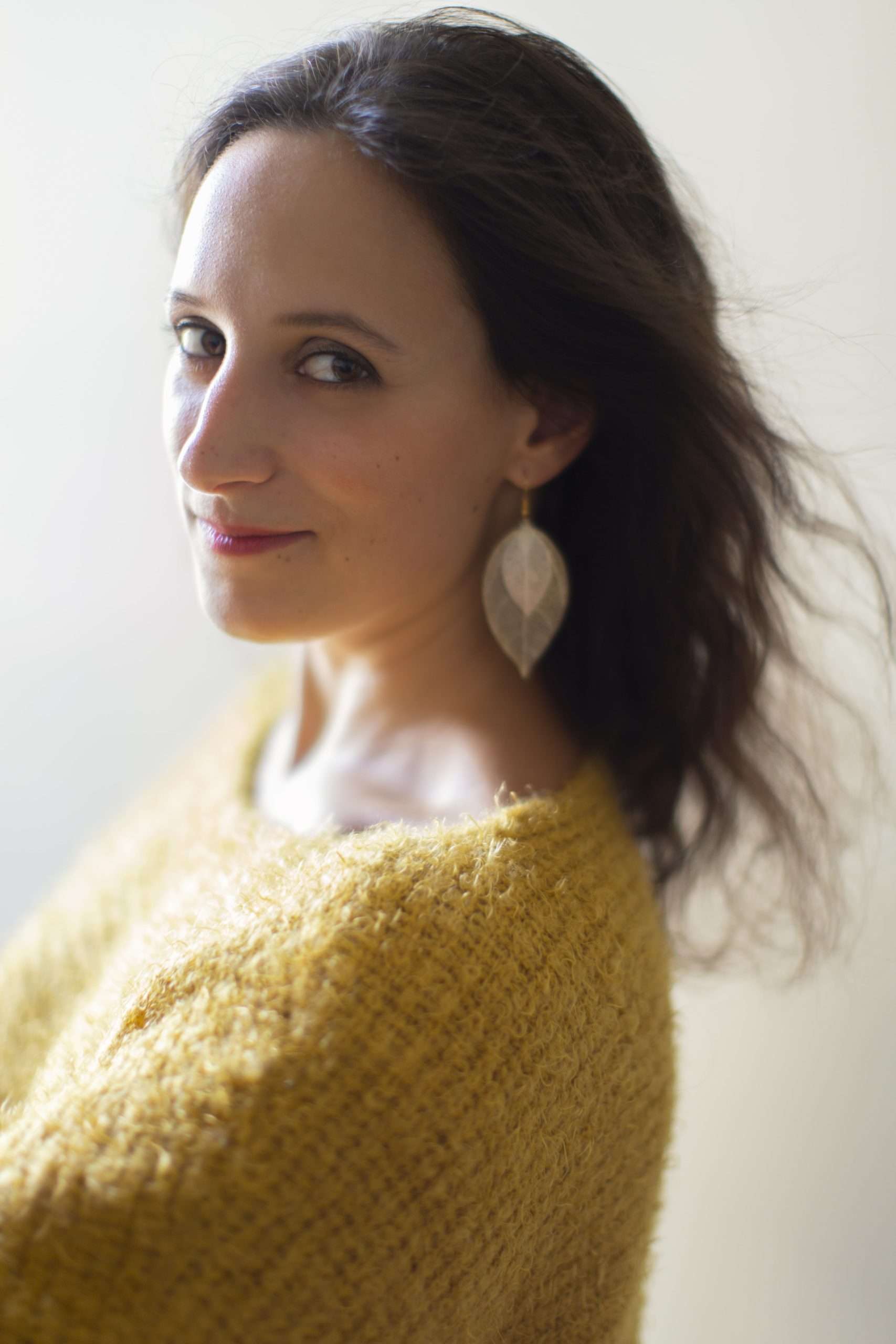 3) pour biographie Portrait pull jaune - Capucine de Choqueuse